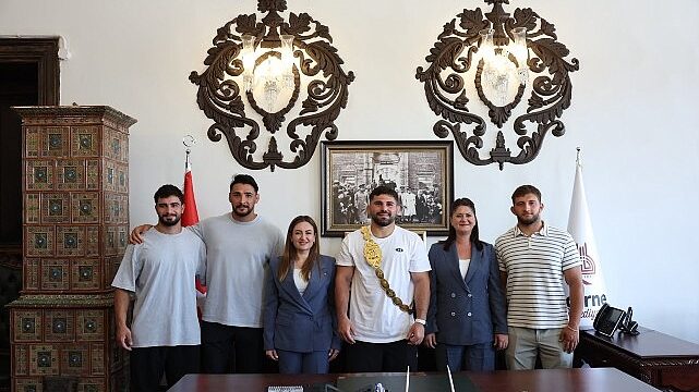 Başkan Vekili Özdemir ve Başpehlivan Erkan Taş Edirne Belediyesi’ni ziyaret etti