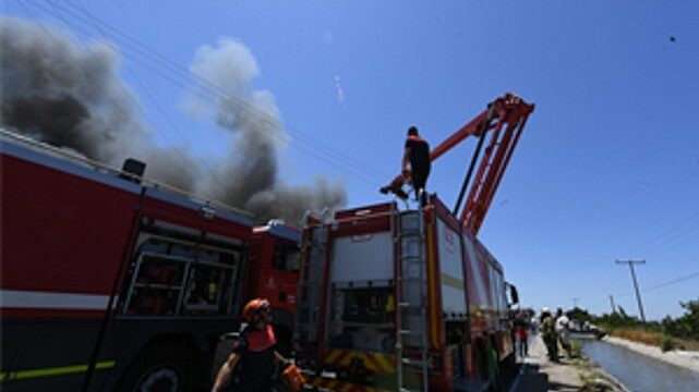 Bornova’da ot yangını büyümeden söndürüldü