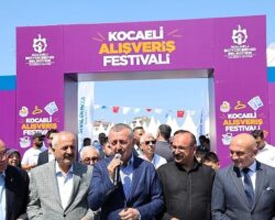 Büyükakın kurdeleyi kesti, hayırlı işler diledi