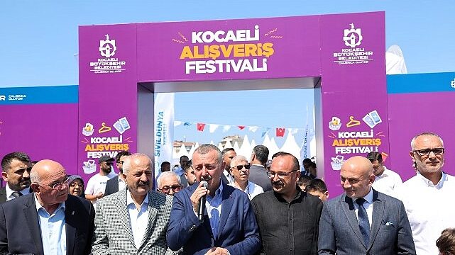 Büyükakın kurdeleyi kesti, hayırlı işler diledi