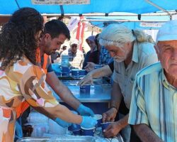Büyükşehir 50 bin kişiye aşure ikram etti