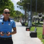 Büyükşehir zabıtası Konyaaltı Sahili’nde dron desteğiyle denetimlerini sürdürüyor