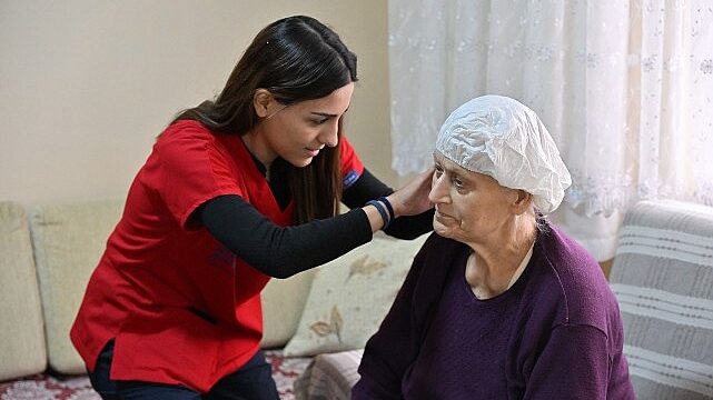 Büyükşehir’in Evde Bakım Hizmeti Vatandaşların Yaşamını Kolaylaştırıyor
