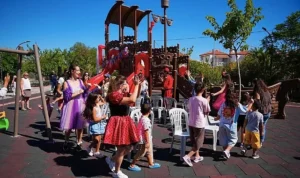 Çeşme’de yenilenen parklarda yaz boyu şenlik var