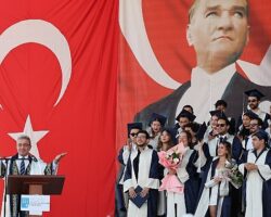 DEÜ Güzel Sanatlar Fakültesinde Mezuniyet Coşkusu: Başkan Cemil Tugay, Eşinin Mezuniyet Sevincine Ortak Oldu