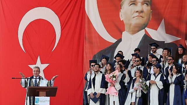 DEÜ Güzel Sanatlar Fakültesinde Mezuniyet Coşkusu: Başkan Cemil Tugay, Eşinin Mezuniyet Sevincine Ortak Oldu