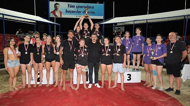 Dikili’nin Yıldızları Kupayı Kaldırdı