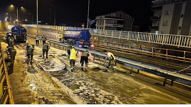 Eskihisar Feribot Yolu Alt Geçidi’nde gece mesaisi