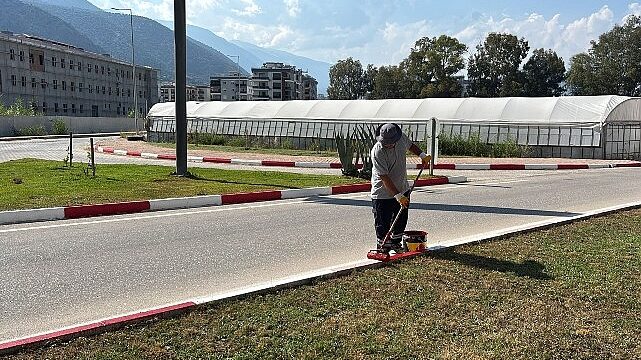 Finike’de yollar yenileniyor bordürler boyanıyor