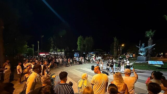 Geleceğin müzisyenleri Kemer gecelerini hareketlendirdi