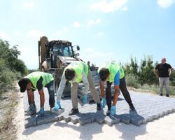 İnegöl Belediyesi’nin Kırsalda Parke Taş Uygulamaları Devam Ediyor