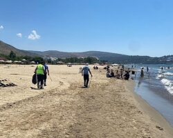 İzmir Büyükşehir Belediyesi iş birliğiyle Efes Selçuk sahillerinde temizlik mesaisi devam ediyor