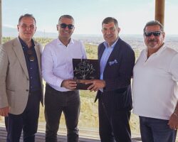 Kâmil Koç ve Mercedes-Benz Türk, Bir Asırlık Başarıyı Beraber Dikilen Fidanlar ile ölümsüzleştirdi