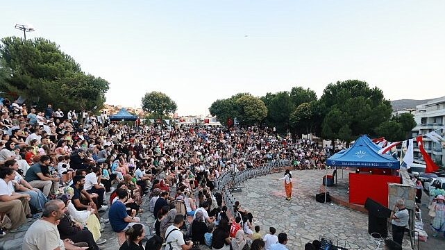 Karabağlar’da Neşeli Sokaklar Mutlu Çocuklar Şenliği yoğun katılımla başladı
