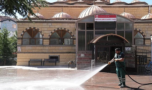 Keçiören’de Camiler Özenle, Köşe Bucak Temizleniyor