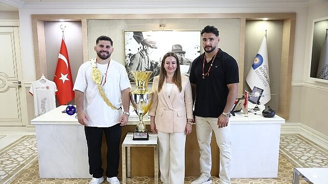 Kırkpınar Başpehlivanı Erkan Taş’a coşkulu karşılama