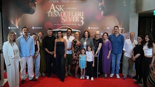 Mehmet Günsür ve Devrim Özkan’ı Başrollerinde Buluşturan ‘Aşk Tesadüfleri Sever 3’ün Oyuncuları Okuma Provasında Bir Araya Geldi