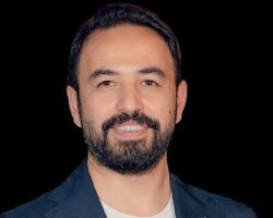 NATO’da gündem olan dijital tehdide eğitim bilimci Doç. Dr. Özgür Bolat’tan ailelere kritik uyarı: “Çözüm yasak değil, öz denetim”