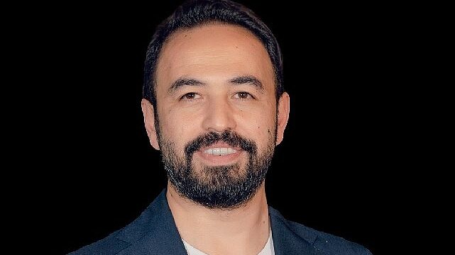 NATO’da gündem olan dijital tehdide eğitim bilimci Doç. Dr. Özgür Bolat’tan ailelere kritik uyarı: “Çözüm yasak değil, öz denetim”