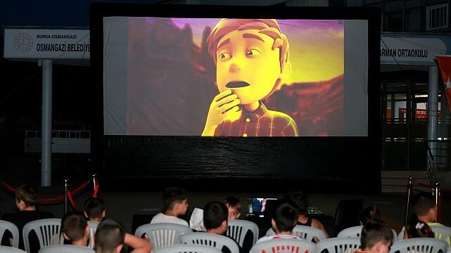 Osmangazi Belediyesi Çocuklara Yazlık Sinema Keyfi Yaşatıyor