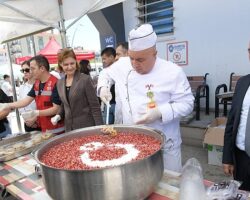 Salı Pazarında Aşure İkramı