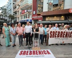 Srebrenitsa’da katledilen canlar Konak’ta anıldı