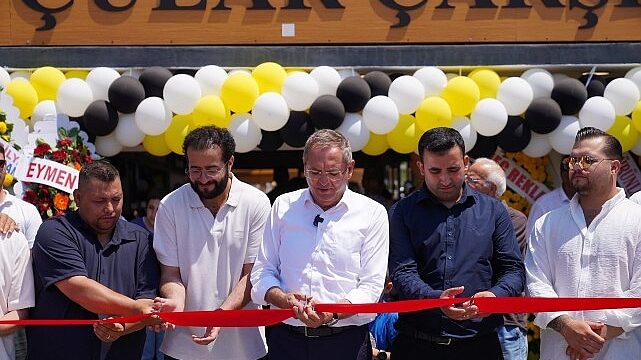 Tarihi Ayvalık Tostçular Çarşısı’nda Örnek Bir İş Birliği