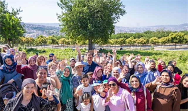 Toprakla buluşan kadınlar, hasat sevincini Başkan Tugay’la yaşadı
