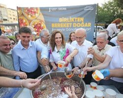 Yüzlerce Karşıyakalı aşurenin bereketini paylaştı