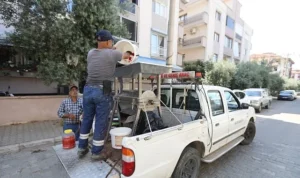 Efes Selçuk’ta Salçalar Ailece Hazırlanıyor, Belediye Makine ile Destek Oluyor