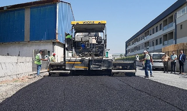 Gaziemir’de asfaltlama atağı: 4 bin 470 ton asfaltla yollar yenileniyor