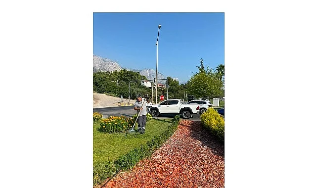 Kemer Atatürk Caddesi’nde peyzaj çalışması
