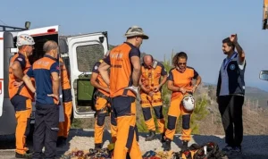 Sarp yamaçlardan 2 ton atık toplandı