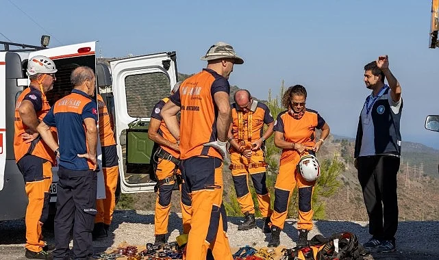 Sarp yamaçlardan 2 ton atık toplandı